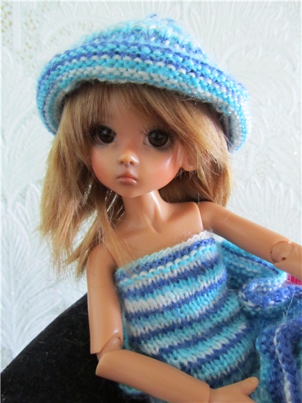 Маленькая девочка ищет своё солнышко