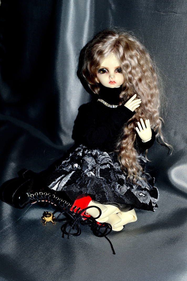 Моя серьёзная и непохожая на других BJD-девочка Aaron от Dollzone