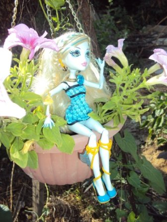 Monster High: Как две красавицы гулять в сад ходили