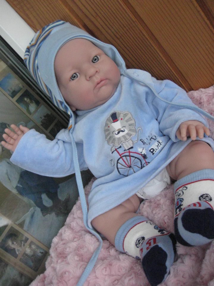 Маленькая Евочка любит наряжаться