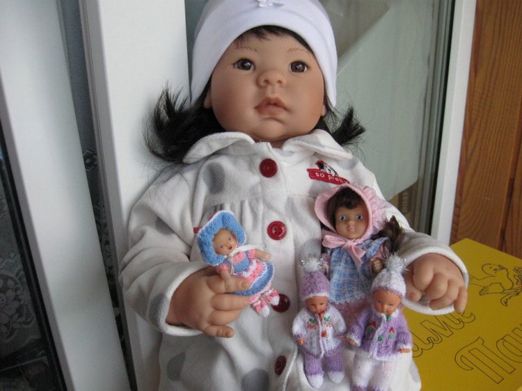 Азиаточка Миддлетончик и её любимые игрушки