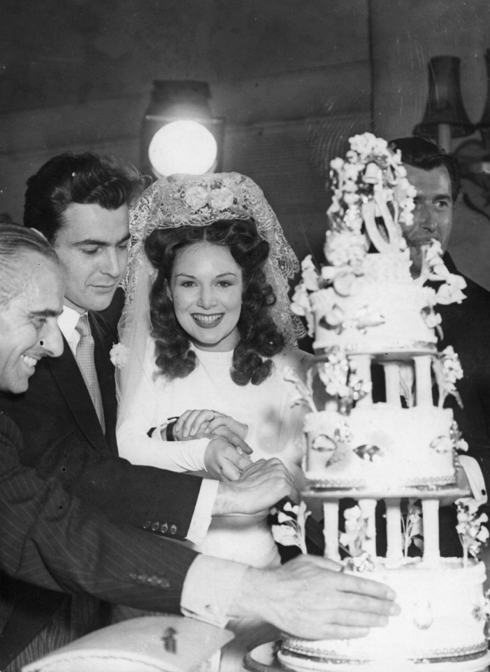 Как менялась мода на свадебные платья