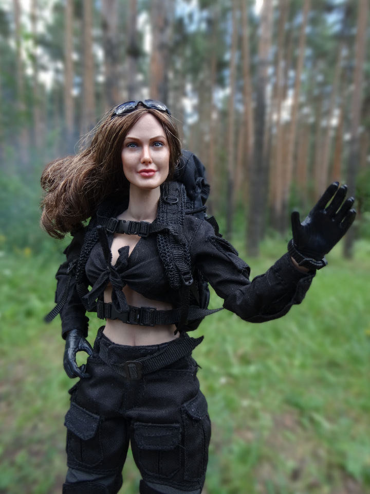 Вот какие бывают у девочек игры! Девушка-стрелок от VERYCOOL и шарнирная фигурка от figma