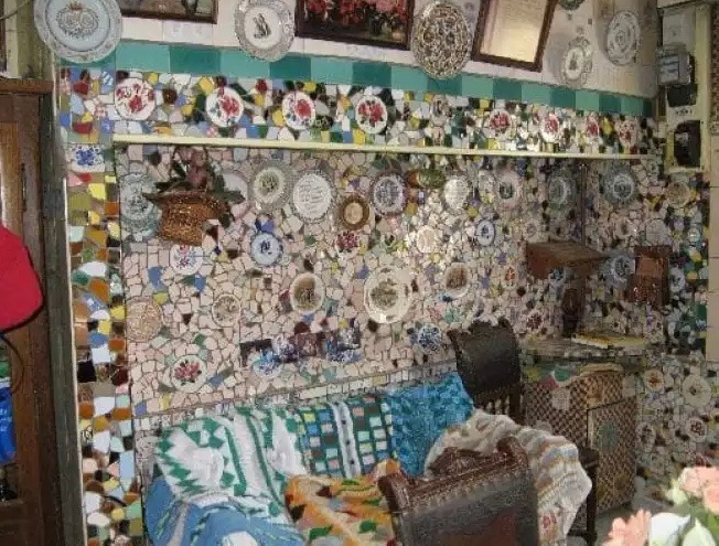 Шедевральный французский домик и двор из кусочков разбитого фарфора (фото 8)