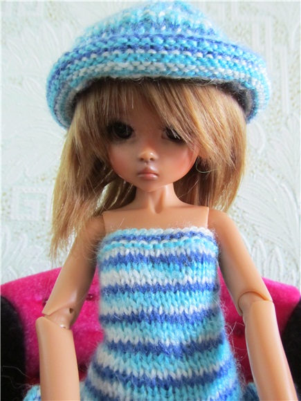 Маленькая девочка ищет своё солнышко