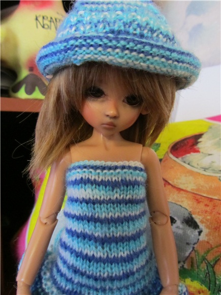 Маленькая девочка ищет своё солнышко