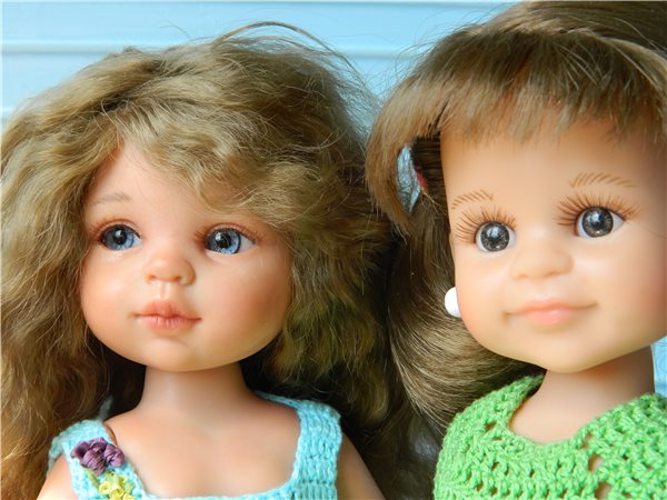 "Кукла превращается..превращается кукла... в очаровательную девочку... с глазами цвета неба...!"