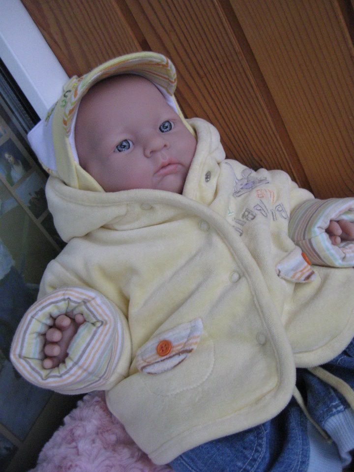 Сборы на прогулку маленькой Евочки