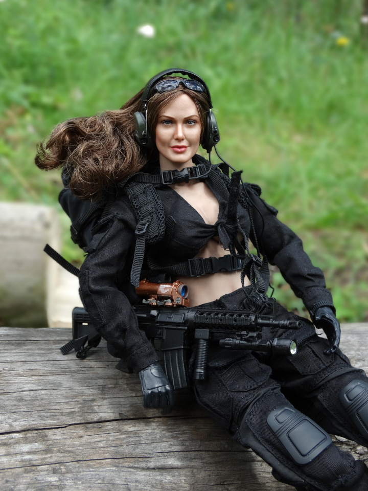 Вот какие бывают у девочек игры! Девушка-стрелок от VERYCOOL и шарнирная фигурка от figma