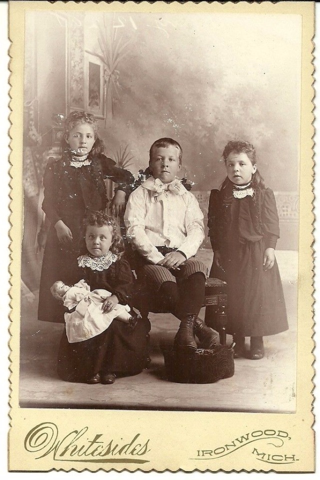 Cтаринные фотографии девочек с куклами