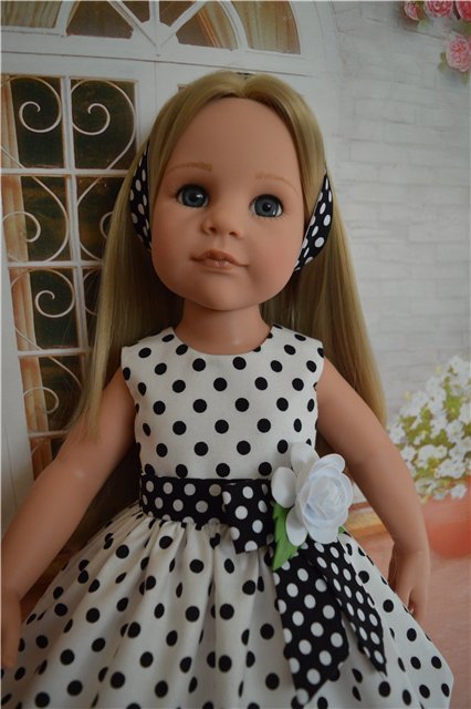 Черно-белые горошки очень девочкам к лицу