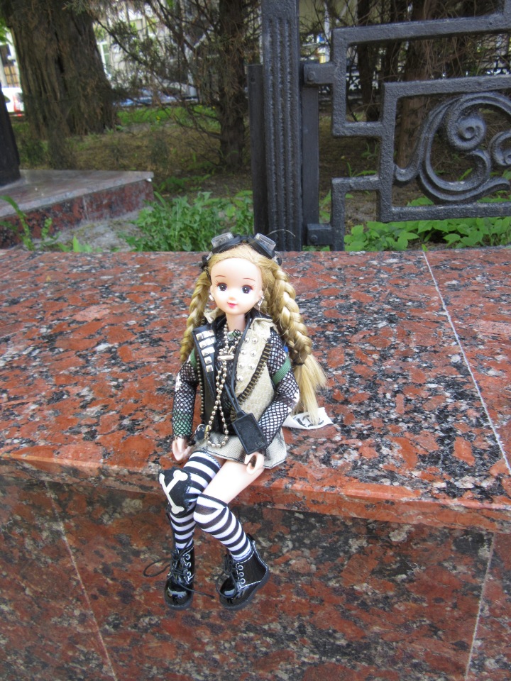 Первое мая. Сложно быть бунтарем, когда ты - милая девочка