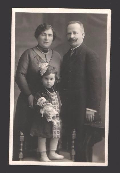 Cтаринные фотографии девочек с куклами