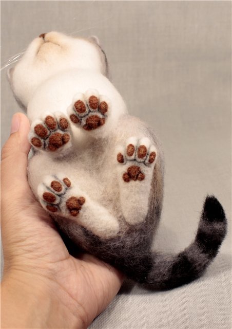 Котик Дени. Авторская игрушка Анны Ястрежембовской (фото 3)