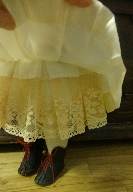 Задумчивая, скромная, тихая и строгая. Armand Marseille