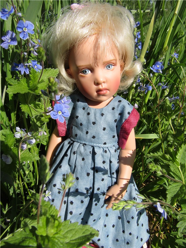 Сине-голубое настроение. Флора Helen Kish среди цветов в парке