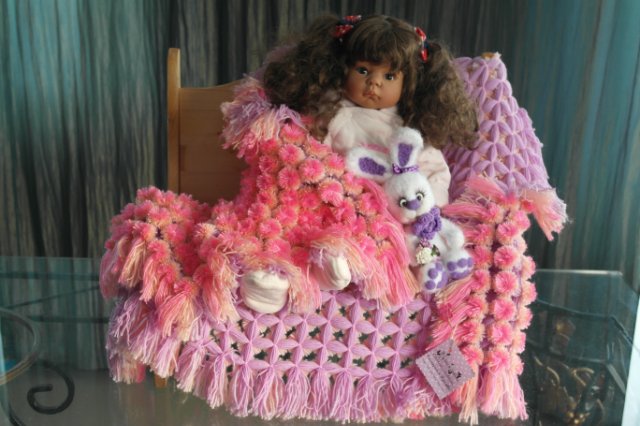 МК Плед из Помпонов — Как сделать аксессуары для кукол: сумки (фото 7)