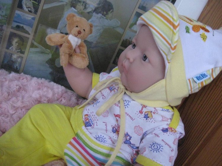 Маленькая Евочка любит наряжаться