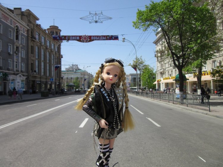 Первое мая. Сложно быть бунтарем, когда ты - милая девочка