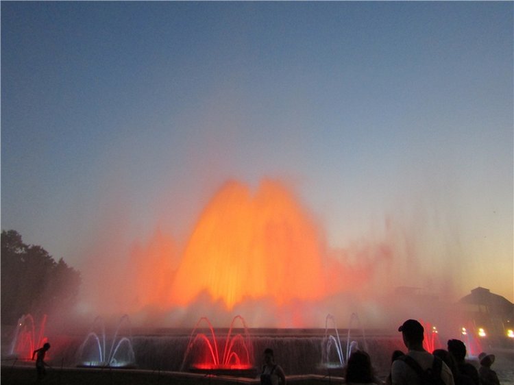 Шоу поющих фонтанов в Барселоне - окунемся с головой