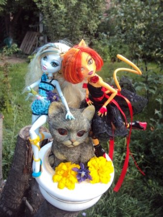 Monster High: Как две красавицы гулять в сад ходили