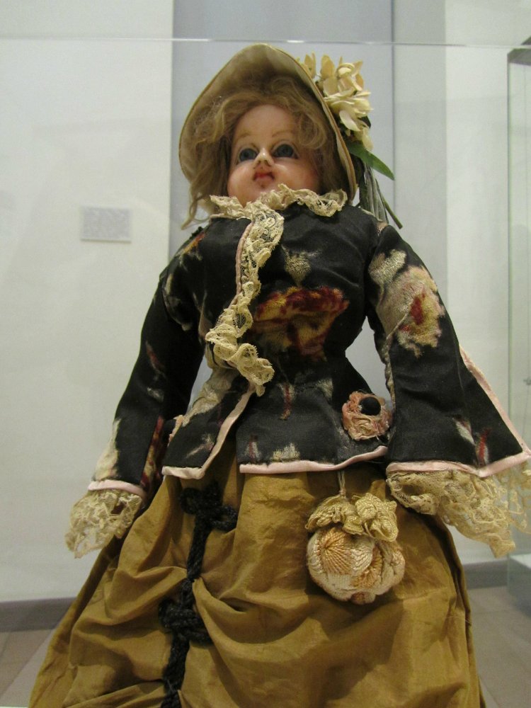 «Мода по-взрослому. Истории из кукольного гардероба» - выставка в Музее-заповеднике «Царицыно» - в шести частях. Часть 1