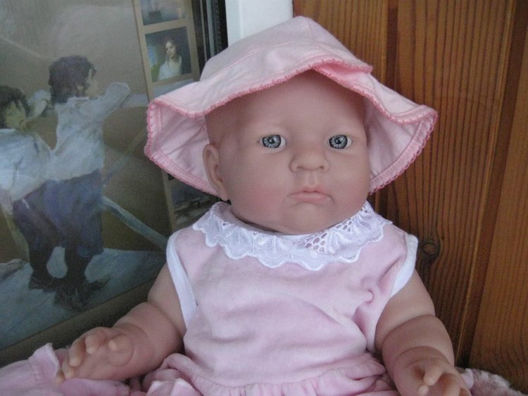 Маленькая Евочка любит наряжаться