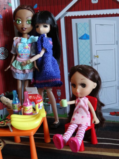 Хорошо, когда у мамы столько кукол и домик для них