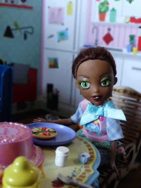 Хорошо, когда у мамы столько кукол и домик для них