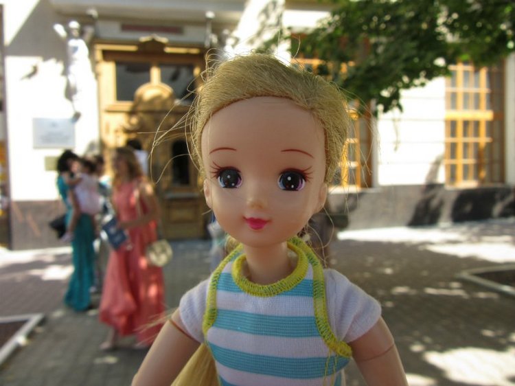 Всё я делаю с Хеленой...и диплом получаю тоже :)