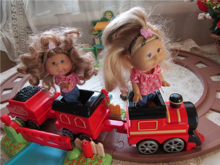 Под весёлый стук колёс мчит по рельсам паровоз. Дым пуская на лету, паровоз гудит: ту – ту (фото 6)