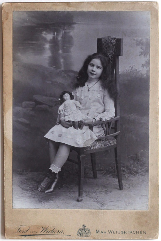 Cтаринные фотографии девочек с куклами