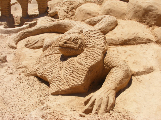 Замки, произведения скульптуры из песка