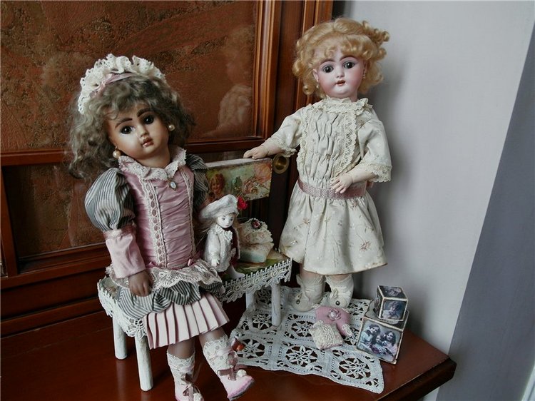 Как моя антикварочка с репликой подружились! А Ваши куколки так дружат (фото 5)
