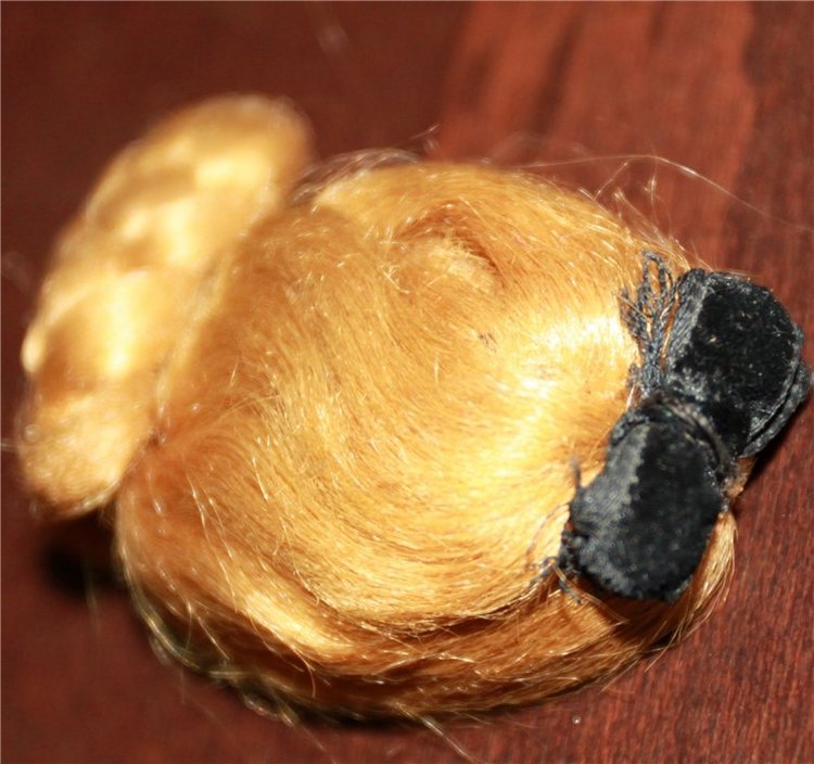 Подарки куклятам. Антикварное платье и парик