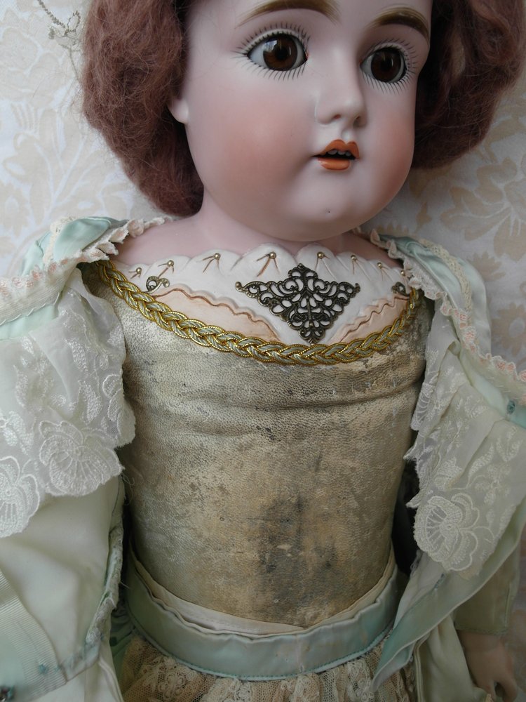 Ремонт "с фантазией" антикварной куклы