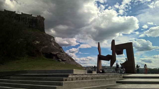 Пегий пёс, бегущий краем моря