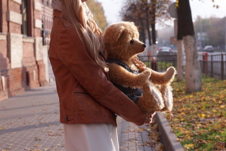 Большой мишка тедди на прогулке