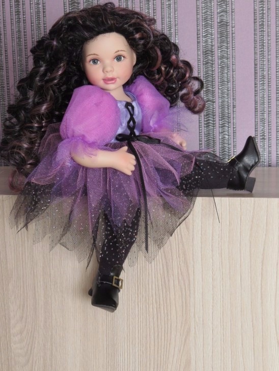 Неожиданно для меня, прилетела ко мне чудная фарфоровая ведьмочка