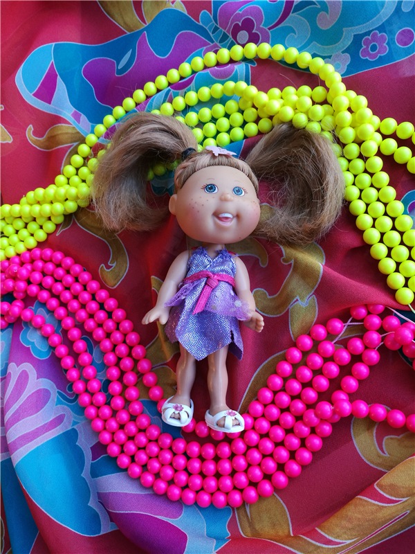 Надели шарики на нити. Красиво очень, посмотрите! Сваровски нашими глазами