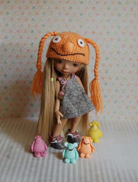 Малыши в смешных шапочках