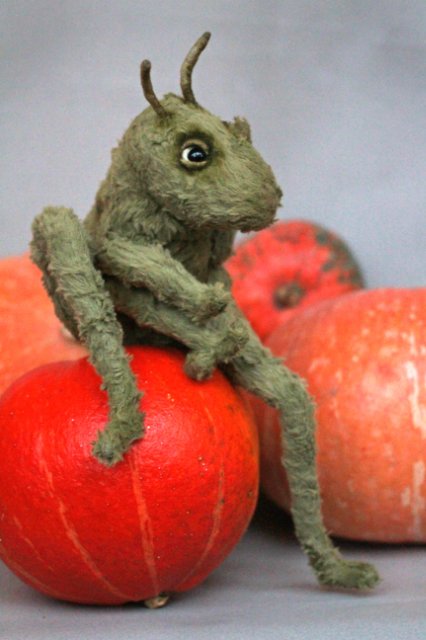 Кузнечик ВиктОр. Авторская игрушка Татьяны Матляк (фото 5)