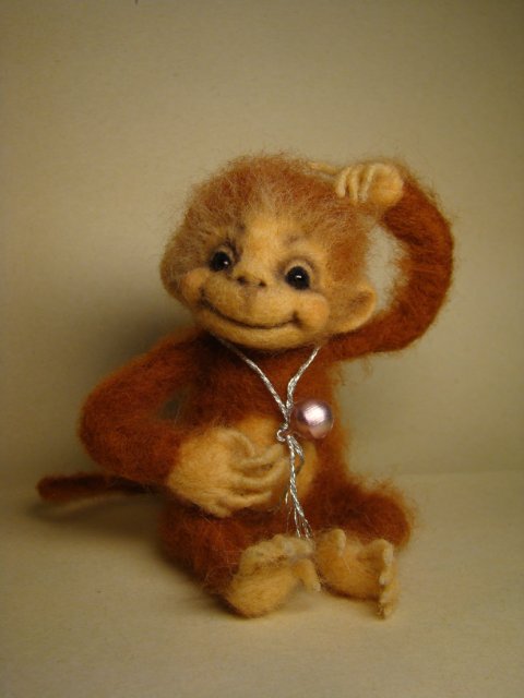 Предновогодняя мартышка. Авторская игрушка валянием из шерсти Ольги Чернухо