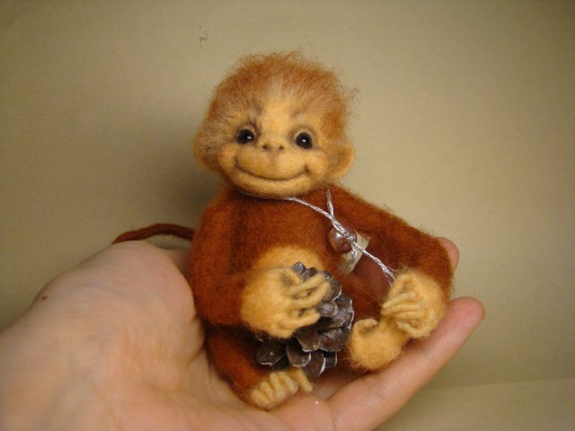 Предновогодняя мартышка. Авторская игрушка валянием из шерсти Ольги Чернухо (фото 8)