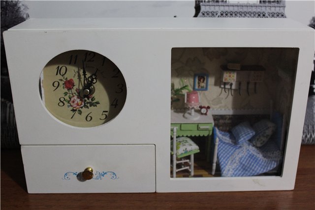 Фрося приехала. Да не одна, а с домиком-часами (фото 3)