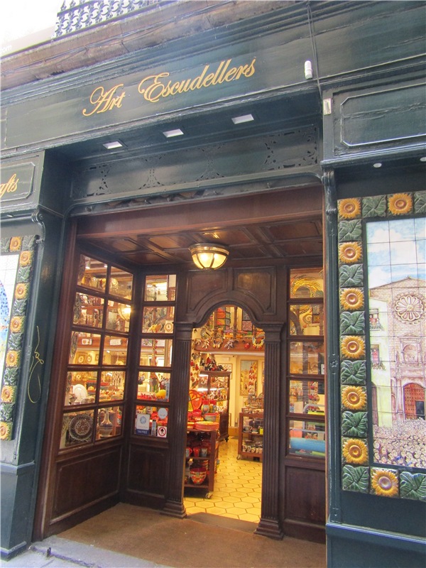 Капустка в посудной лавке с видом на Барселону (фото 6)