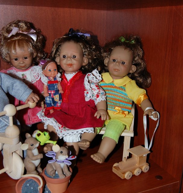 Куклы на полочке — Характерные испанские куклы: пупсы с мимикой