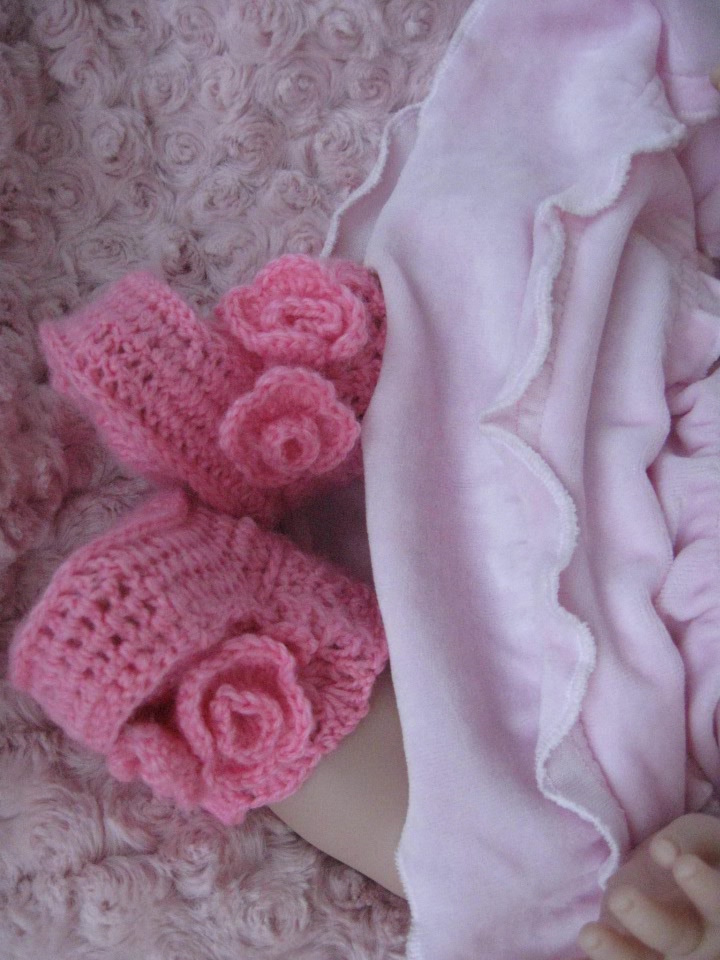 Маленькая Евочка любит наряжаться