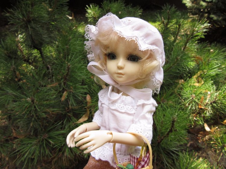 По дороге летним днём Магдалена шла с чепцом