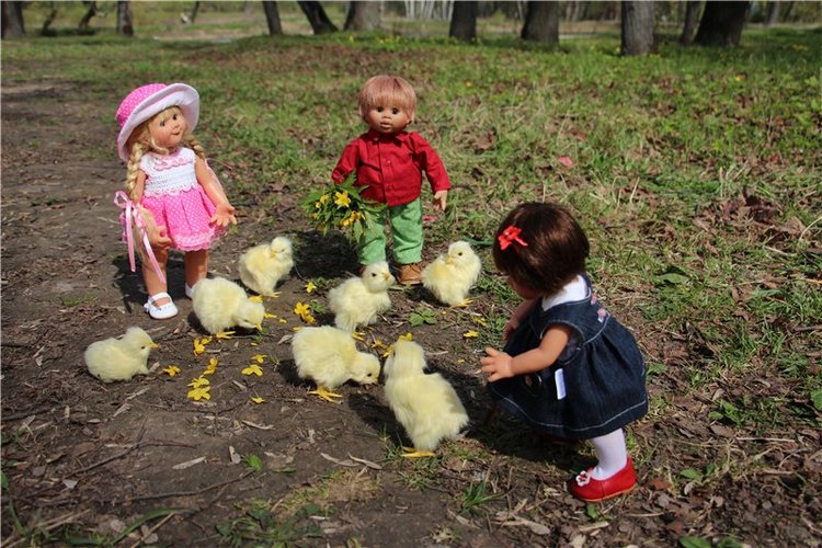 Весёлая семейка на прогулке